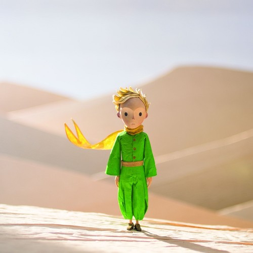 Ein Junge läuft durch die Wüste.