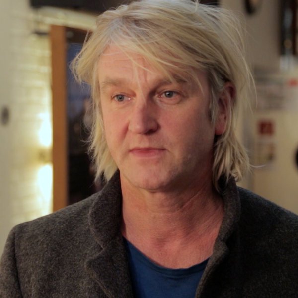 Ein Mann mit blonden Haaren.