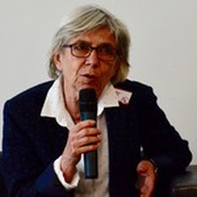 Eine Frau mit grauen Haaren spricht in ein Mikrofon. (öffnet vergrößerte Bildansicht)