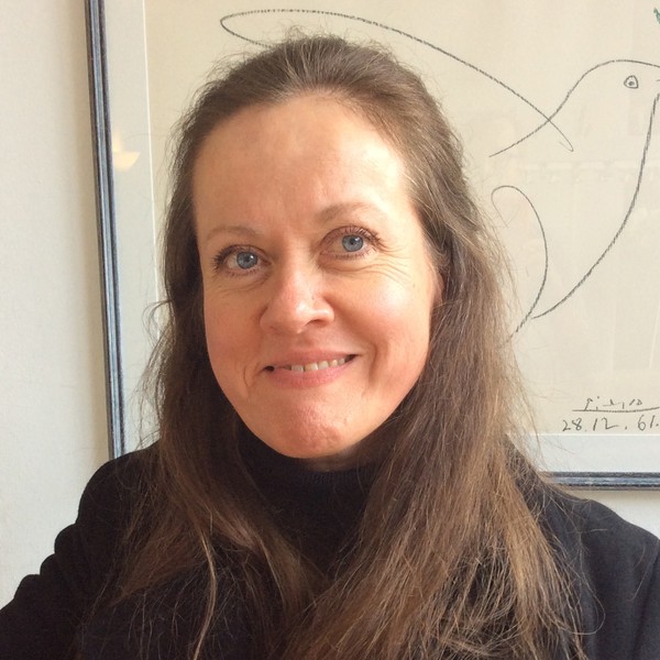 Eine Frau mit langen braunen Haaren.