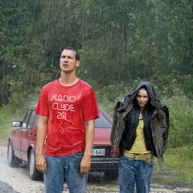 Ein Filmstill aus "Vincent will meer", Vincent und Marie stehen im Regen.