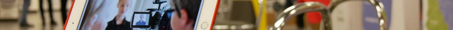 Ein iPad mit Inhalten von FILM+SCHULE NRW auf einem Stehtisch.