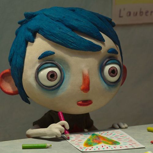 Ein Junge mit blauen Haaren malt ein Bild.
