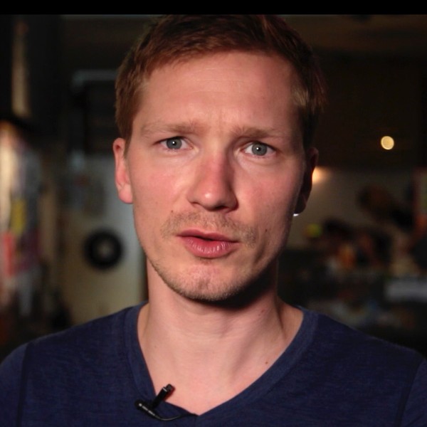 Ein Mann in einem blauen T-Shirt.