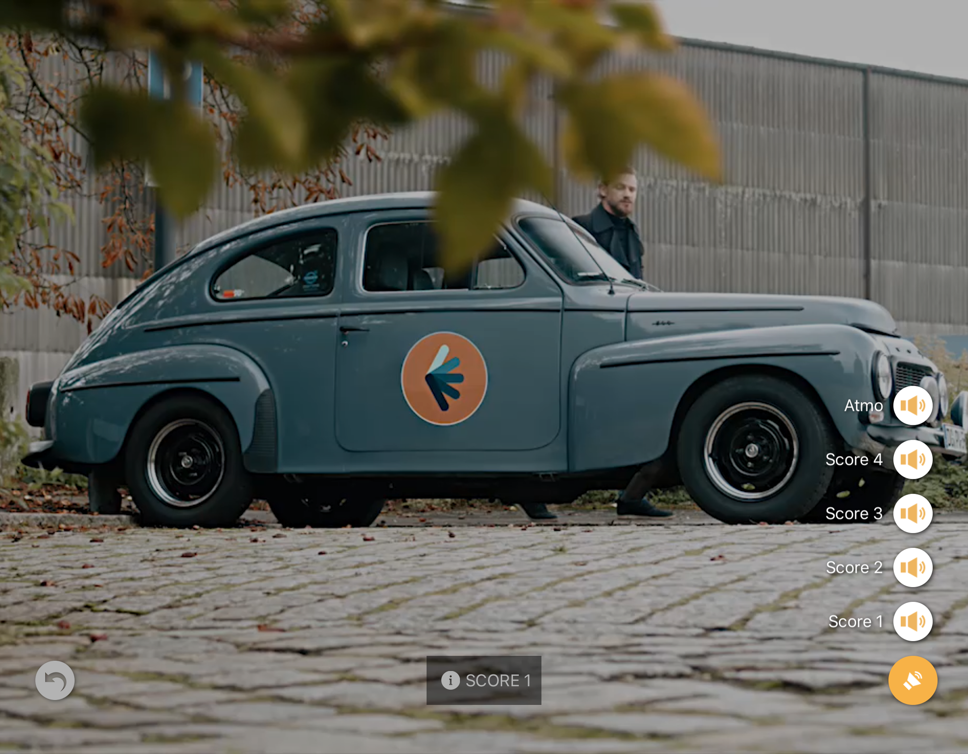 Ein Mann steigt aus einem blauen Auto aus.