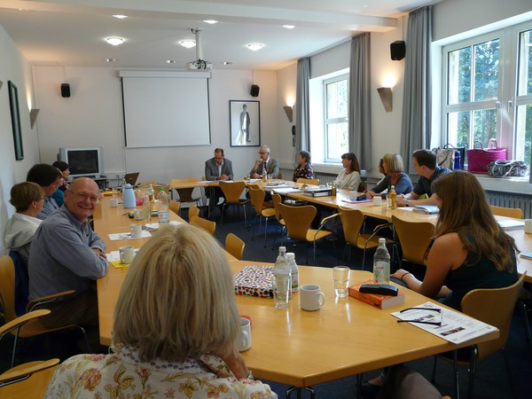 Eine Gruppe Menschen sitzt in einem Seminarraum.