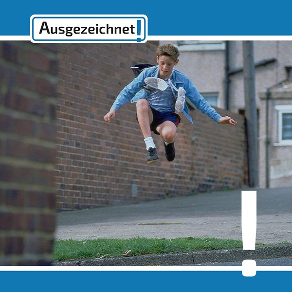 Billy Elliot springt hoch in die Luft. Darüber der Schriftzug: Ausgezeichnet!