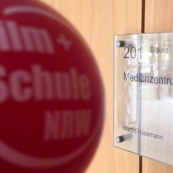 Ein Ball, auf dem Film+Schule NRW steht.