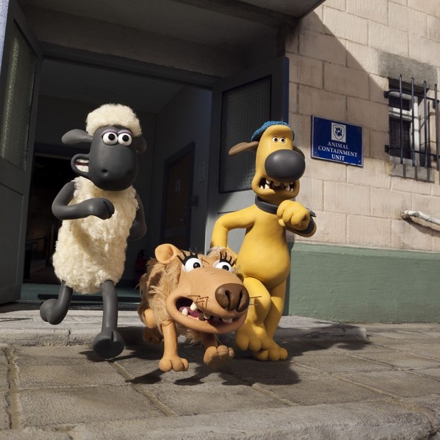 Filmstill aus Shaun das Schaf, drei Tiere laufen aus einer Tierfängerstation.