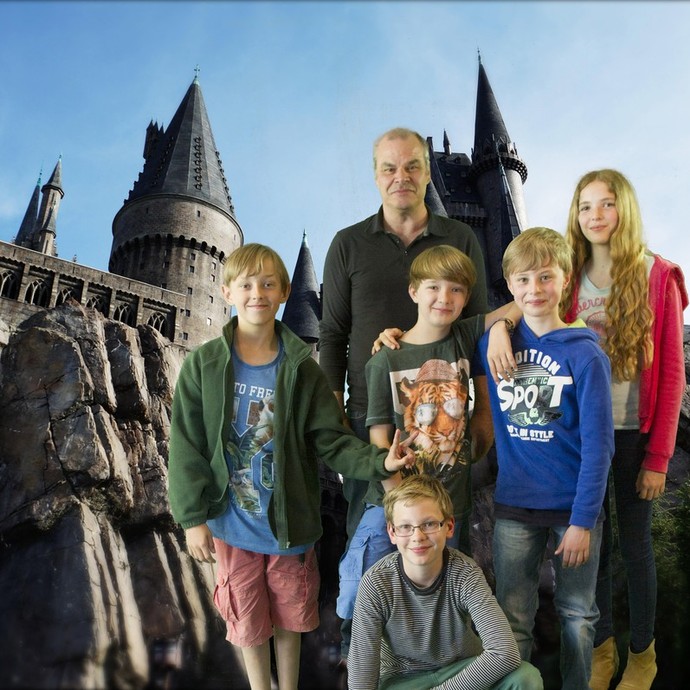 Eine Gruppe Menschen posiert vor einem mit Green Screen eingefügten Hintergrundbild. (vergrößerte Bildansicht wird geöffnet)