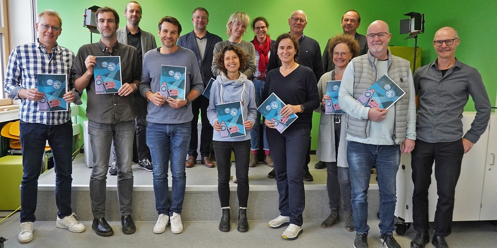 Gruppenfoto der zweiten Runde der Basisqualifizierung: Menschen halten Urkunden.