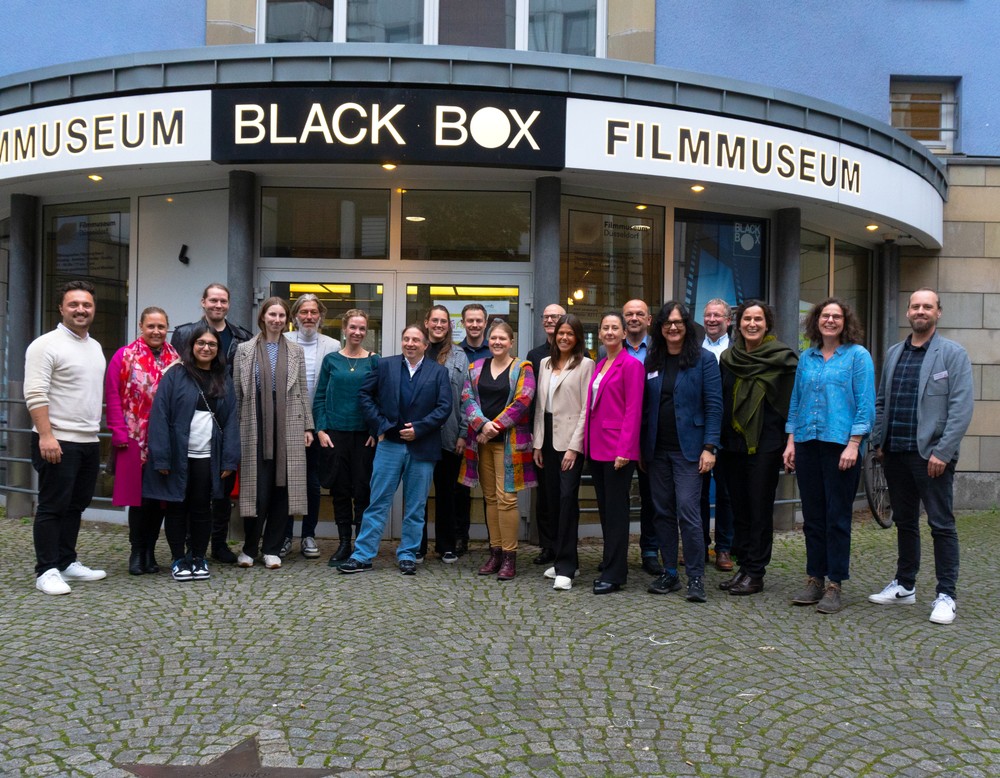 Die Anwesenden beim ZfsL Erklärfilmwettbewerb 2024 vor dem Filmmuseum Düsseldorf.