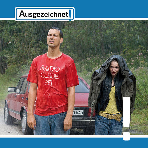 Ein Mann und eine Frau stehen im Regen vor einem Wald. Oben das Logo von Ausgezeichnet!