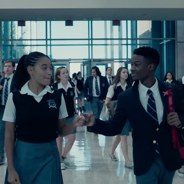 Filmstill aus dem Film "The Hate U Give", Starr und ihr Bruder in Schuluniformen verabschieden sich in der Aula.