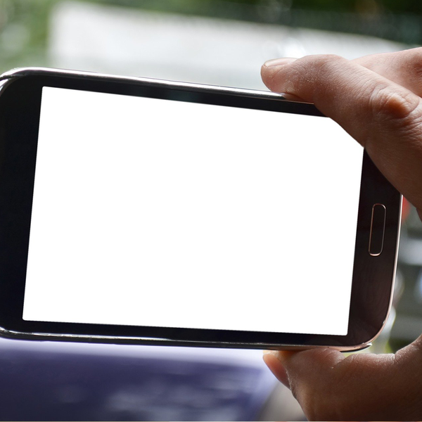 Ein Smartphone mit einem leeren, weißen  Bildschirm.