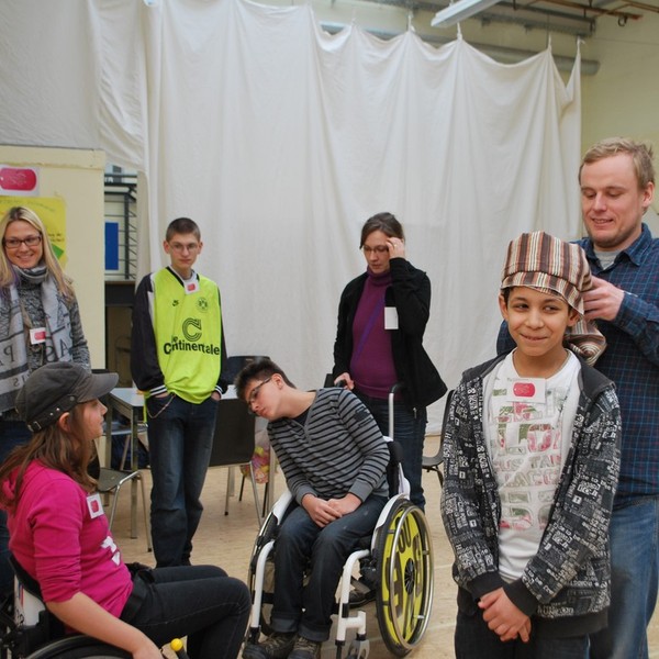 Mehrere Kinder stehen in einer Gruppe zusammen.