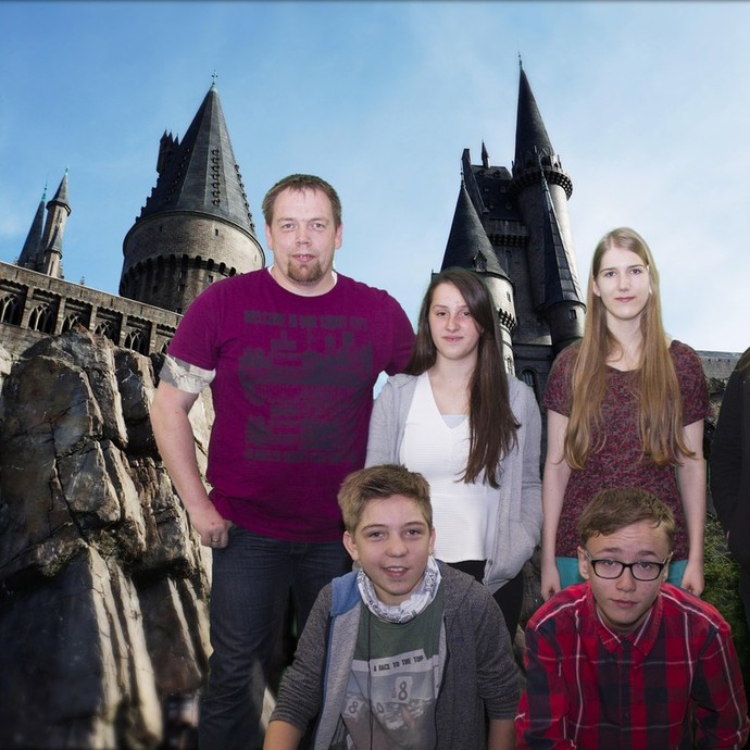 Eine Gruppe Menschen posiert vor einem mit Green Screen eingefügten Hintergrundbild. (vergrößerte Bildansicht wird geöffnet)