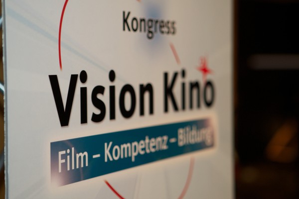 Der Schriftzug "Vision Kino - Film - Kompetenz - Bildung" von der Seite fotografiert.
