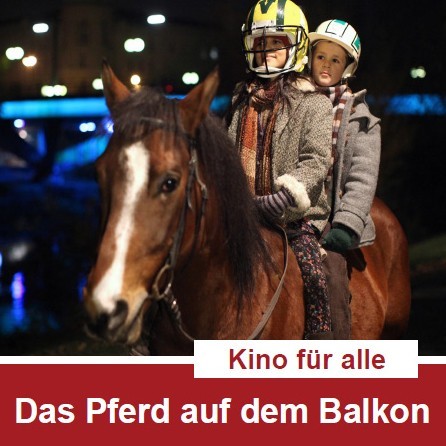 Ein Mädchen mit einem Baseball-Helm sitzt auf einem Pferd.