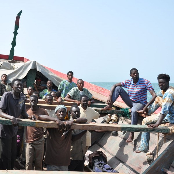 Eine Gruppe Menschen in einem Boot.