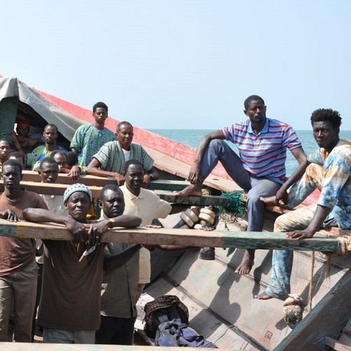 Eine Gruppe Männer in einem Boot.