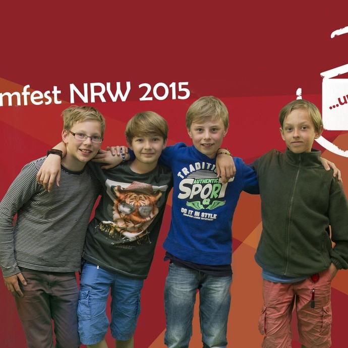 Eine Gruppe Menschen posiert vor einem mit Green Screen eingefügten Hintergrundbild. (vergrößerte Bildansicht wird geöffnet)